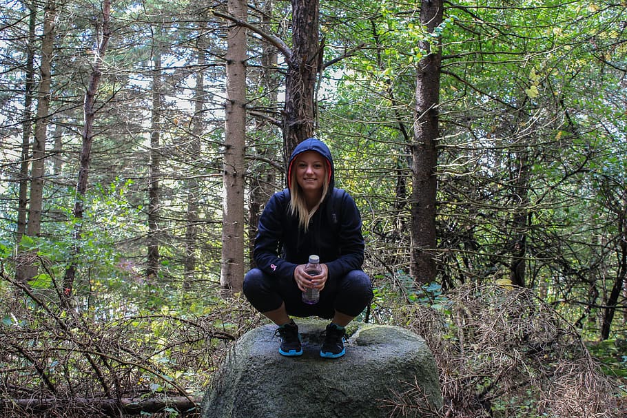 wanita, mengenakan, hoodie, duduk, formasi batu, dikelilingi, pohon, Gadis, Batu, Hiking