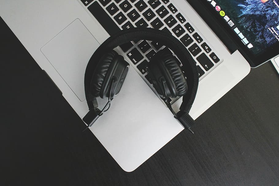 negro, inalámbrico, auriculares, parte superior, macbook, pro, audio, computadora portátil, computadora, tecnología