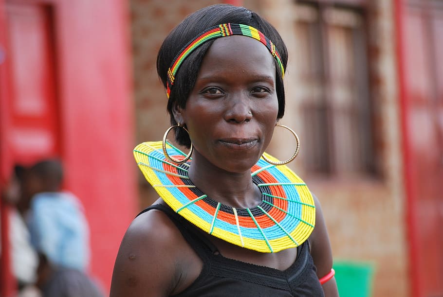 mulher, vestindo, preto, tanque, top, brincos de argola de cor dourada, masai, áfrica, menina, tradição