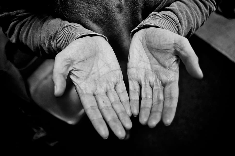 foto em escala de cinza, pessoa, vestindo, mangas compridas, topo, mostrando, palmas das mãos, nu, mãos, escala de cinza