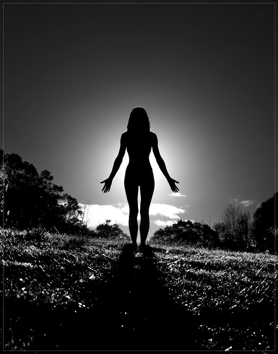 foto en escala de grises, figura de mujer, pose de montaña, yoga, pose, mujer, cuerpo, hembra, ejercicio, meditación