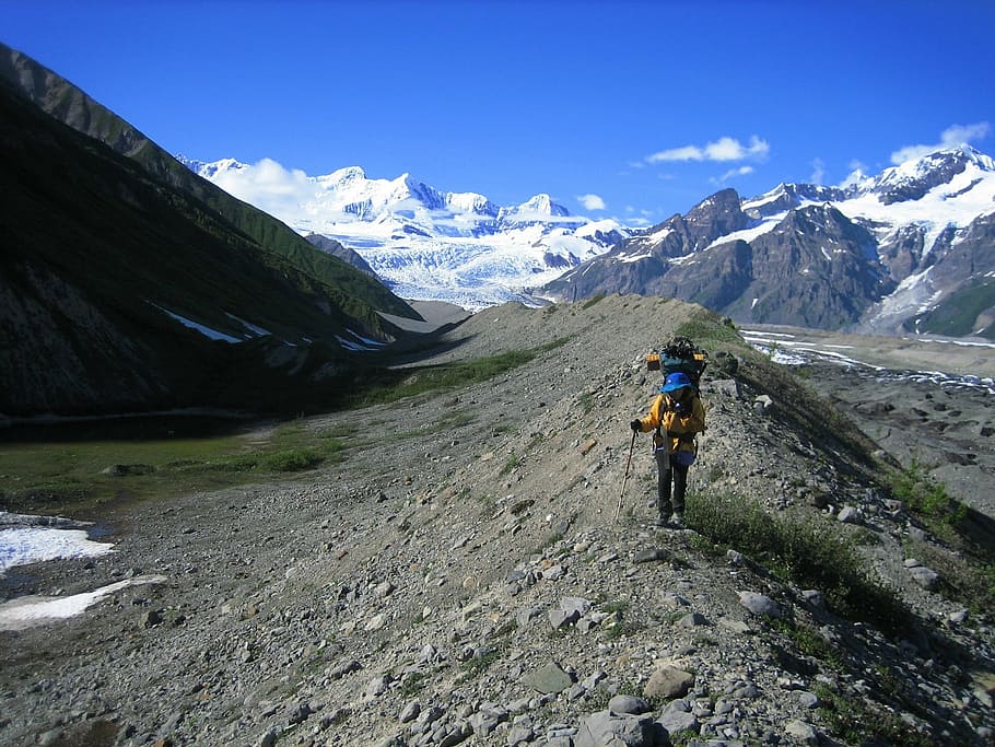 pessoa, caminhada, montanha, azul, céu, mochileiro, morena glacial, Wrangell-elias, parque nacional e preservar, alasca