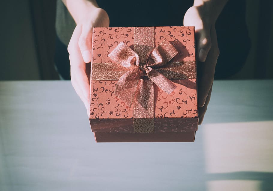 persona, tenencia, naranja, caja de regalo, cumpleaños, regalo, caja, cinta, mano, celebracion