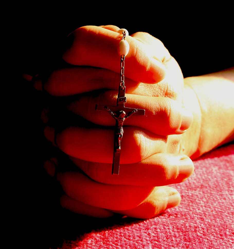 orang, berdoa, memegang, salib liontin kalung, rosario, doa, merah, tangan, agama, katolik