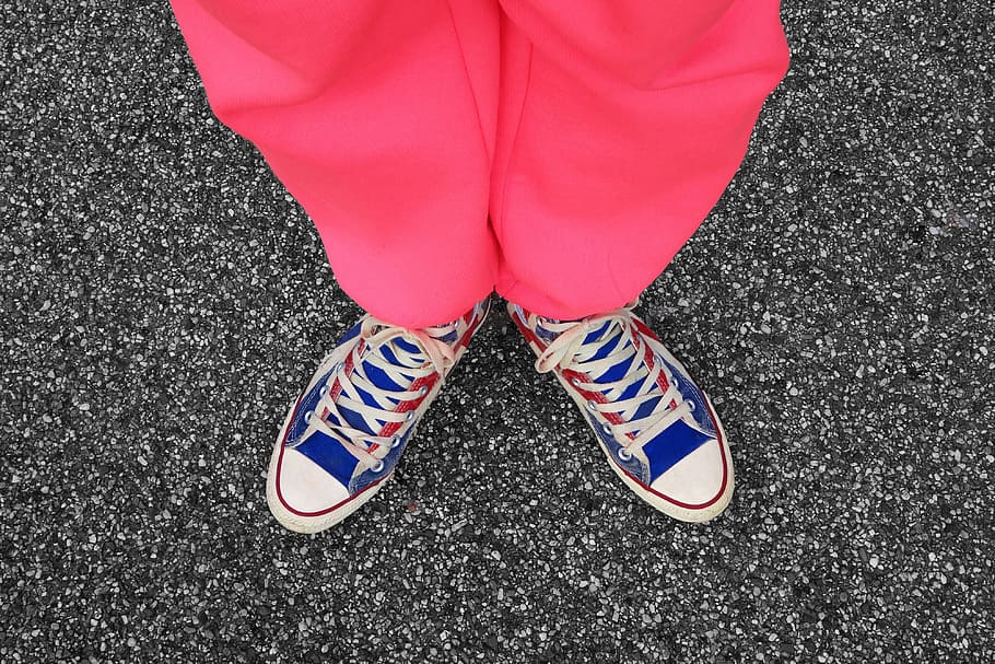 人, 身に着けている, ピンク, ボトムス, 青と赤のレースアップスニーカー, グレー, 表面, 脚, パンツ, ピンクのパンツ