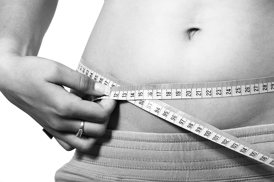pessoa medindo cintura, pessoa, medindo, cintura, barriga, corpo, calorias, dieta, exercício, gordura