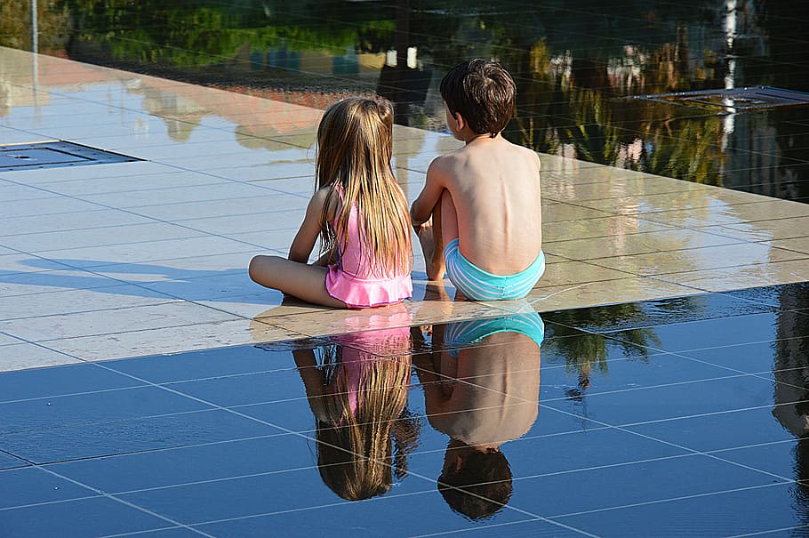 crianças, espelho de água, bom, lados do azul, reflexão, água, duas pessoas, piscina, vista traseira, molhado