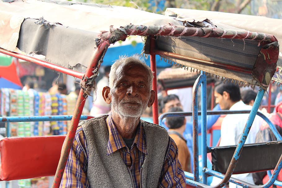 indio, anciano, tirador de rickshaw, pobre, migrante, hombres, retrato, una persona, mirando a la cámara, personas reales