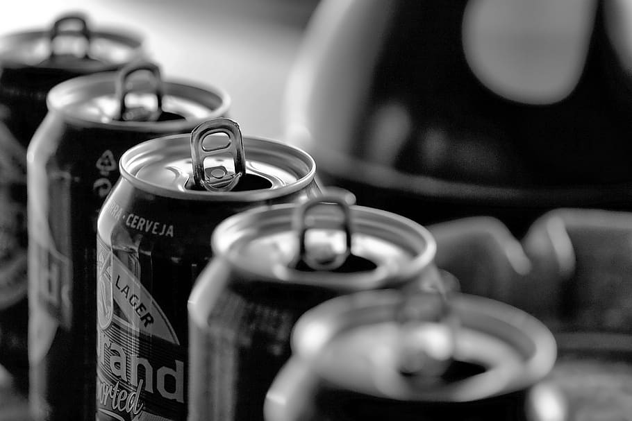 En, fila, grayscale photo of cans, selective focus, close-up, indoors, still life, metal, food and drink, household equipment