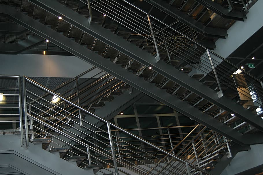 bajo, fotografía de ángulo, escalera de metal, edificios, urbano, escaleras, escalera, metal, moderno, gris