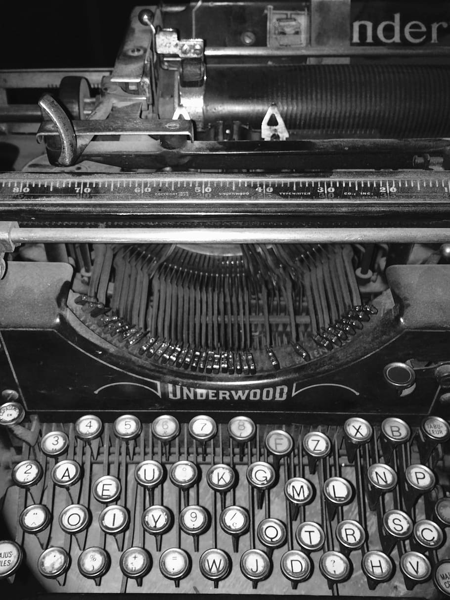Underwood typewriter, interior, oscuro, habitación, cuarto oscuro, máquina de escribir, vintage, hipster, retro, carta