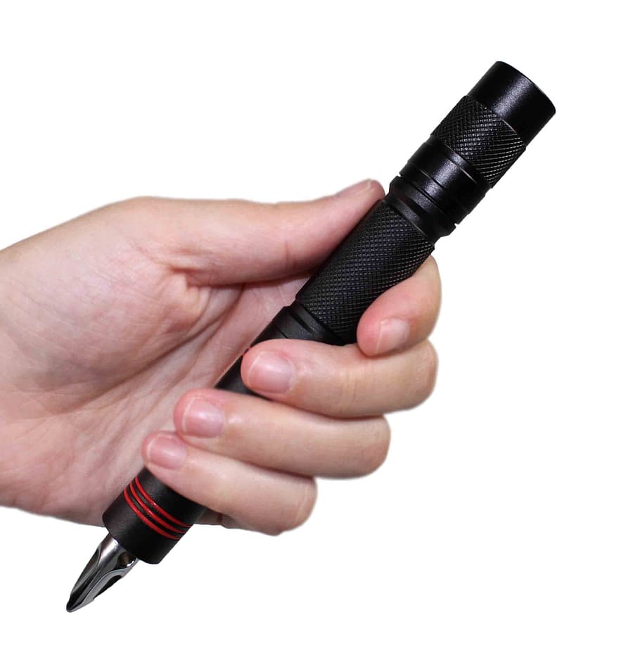 Bolígrafo, cuchillo, linterna, fondo blanco, parte del cuerpo humano, mano humana, corte, tenencia, tiro del estudio, foto de estudio