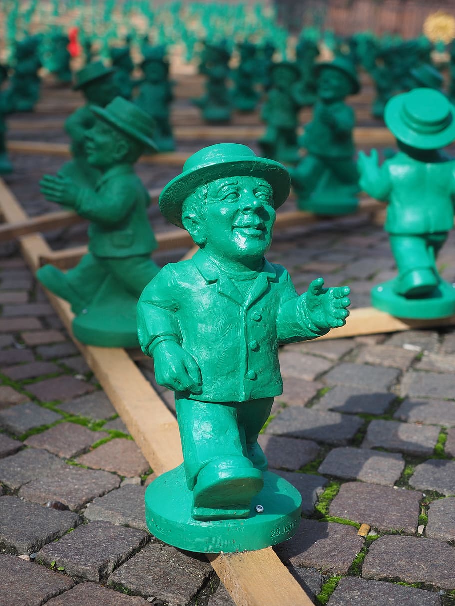 manusia hijau kecil, lari, pergi, ramah, pria hijau, seni, karya seni, simbol persatuan, simbol satuan, frankfurter römerberg