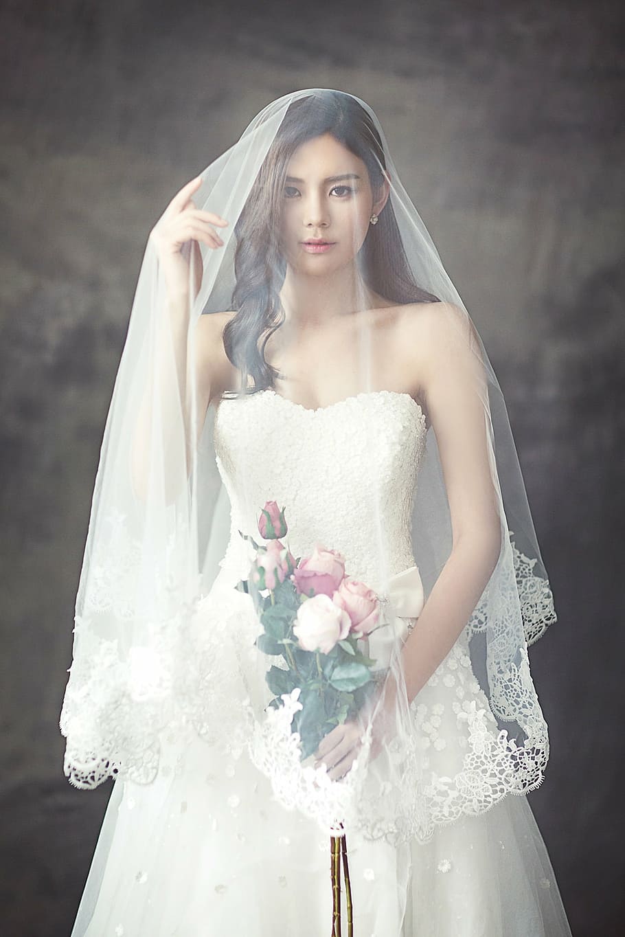 mulher, vestindo, branco, vestido de noiva, exploração, buquê, flores, vestidos de noiva, moda, personagem