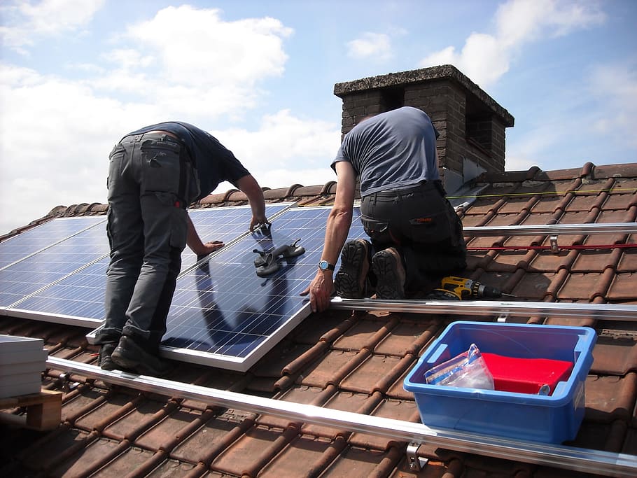 dua, manusia, menempatkan, surya, panel, atap, panel surya, penempatan, energi hijau, ekologi