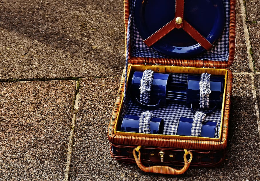 azul, picnic, conjunto, caja de mimbre, hormigón, piso, maleta de picnic, taza, plato, cubiertos
