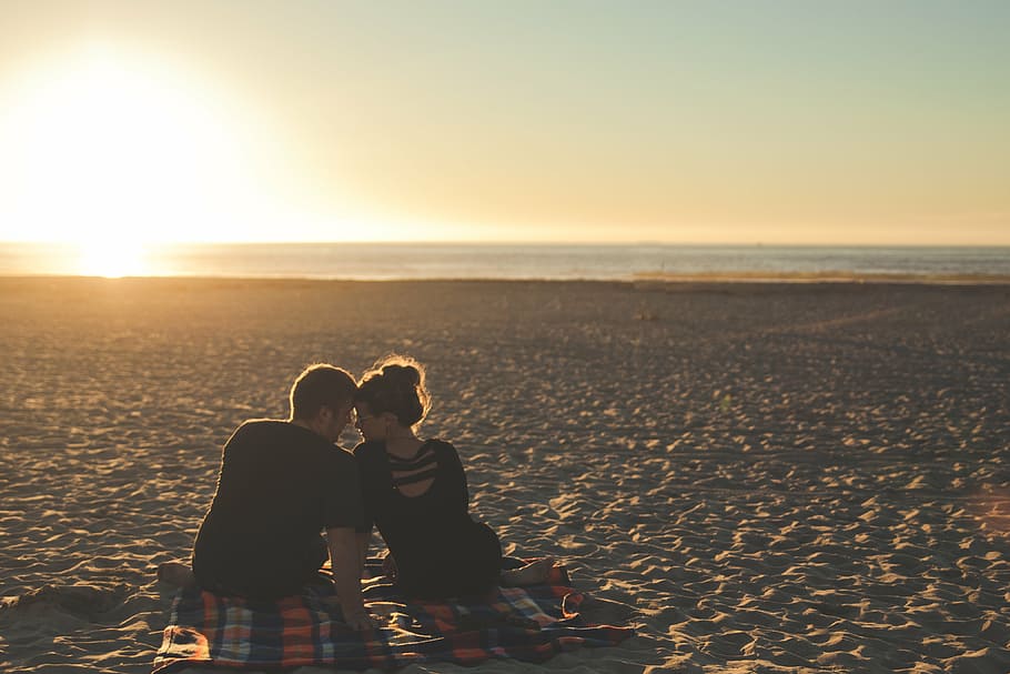 homem, mulher, sentado, deserto, fotografia, casal, assistindo, Pôr do sol, beira mar, cara