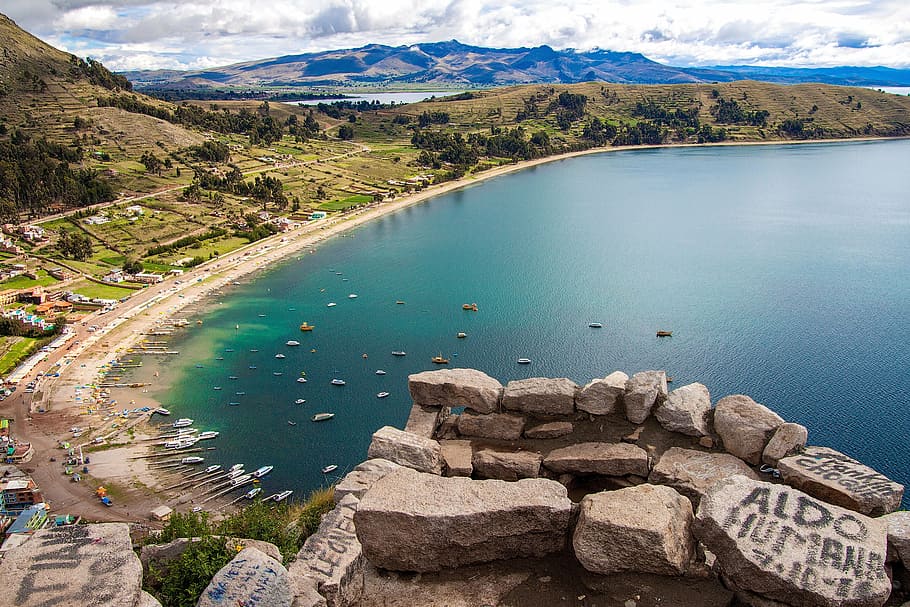 fotografia de paisagem, beira-mar, barco, branco, céu, dia, copacabana, bolívia, titicaca, lago