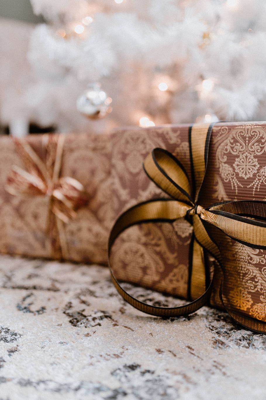 regalo de navidad, navidad, presente, cinta, arco, cinta dorada, espacio de la copia, alfombra, elegante, envuelto
