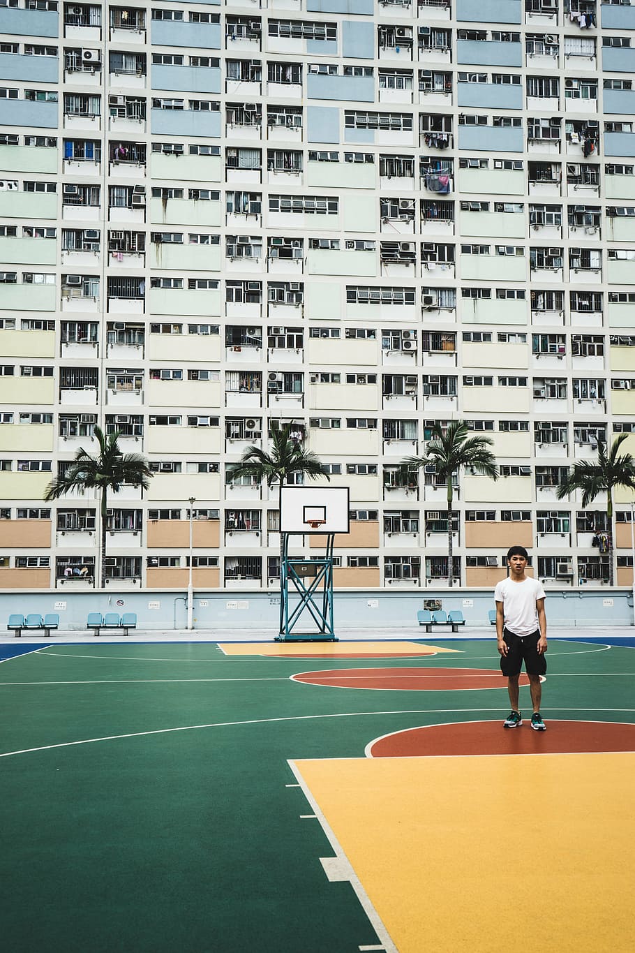 Hombre, de pie, tiro, línea de baloncesto, hotel, edificio, ciudad, urbano, chico, jugador