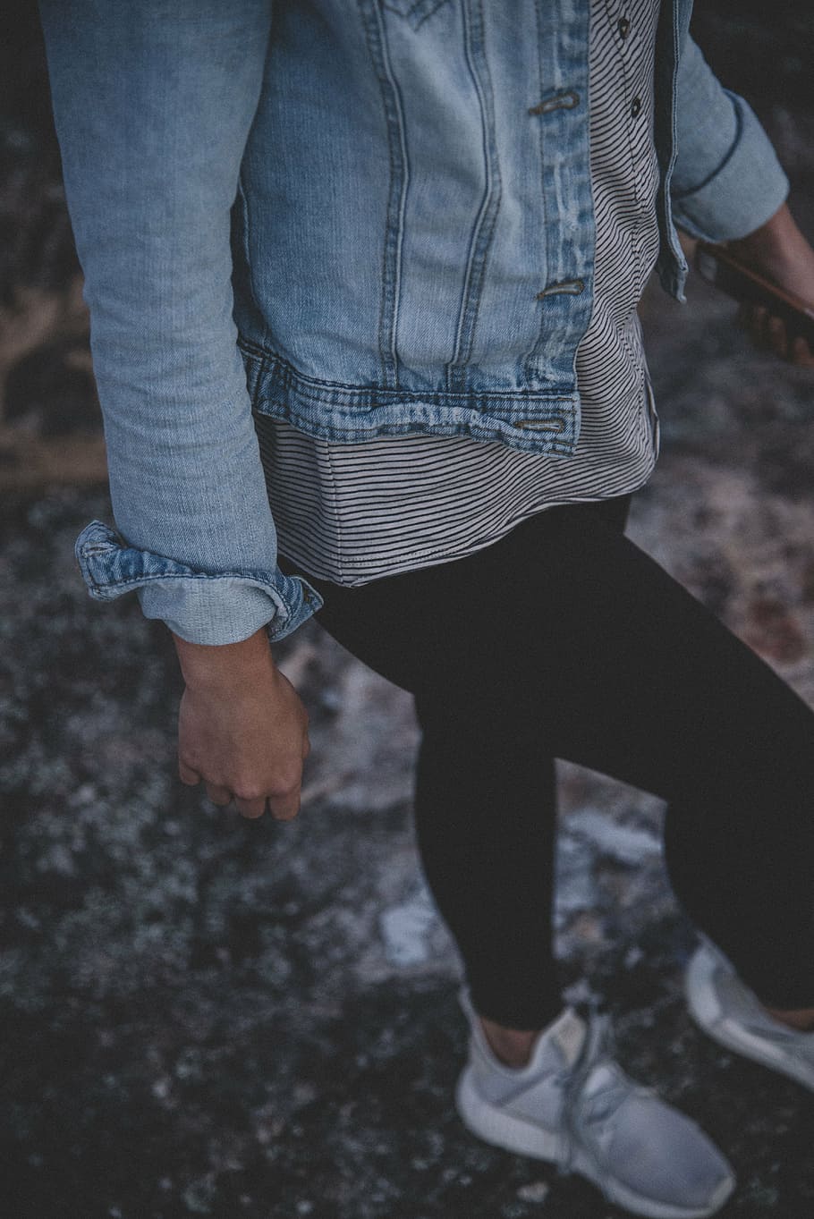 pessoa, em pé, cinza, superfície, pessoas, jeans, jaqueta, sapatos, moda, ao ar livre