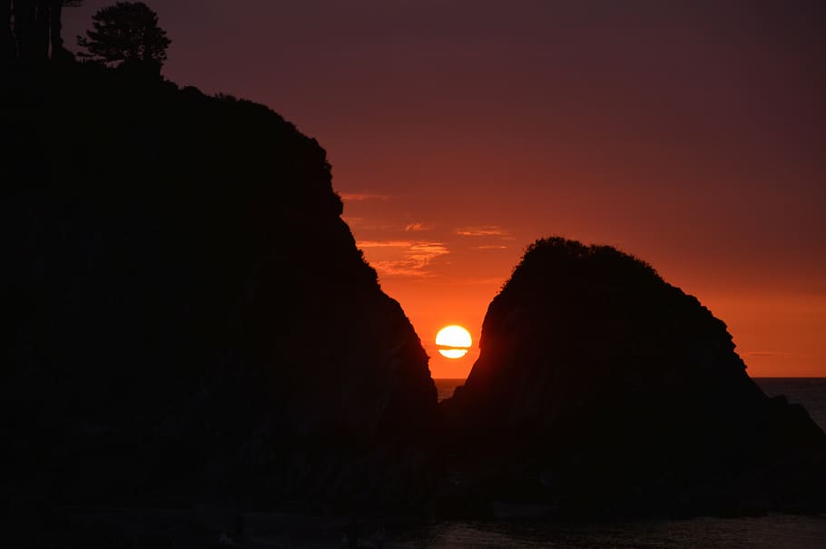 Закат ли. Ли Юэ закат. Горы океан закат высота. Фото на Утесе пара на закате. Sun in Red Rocks.