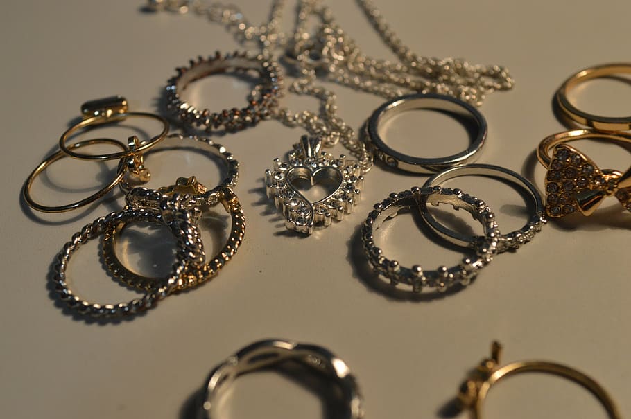 coleção de acessórios variados, anéis, colar, coração, jóias, ninguém, ouro, luxo, dentro de casa, dia