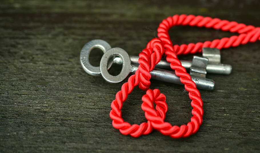 dois, chaves de prata, vermelho, corda, cinza, de madeira, superfície, chave, coração, amor