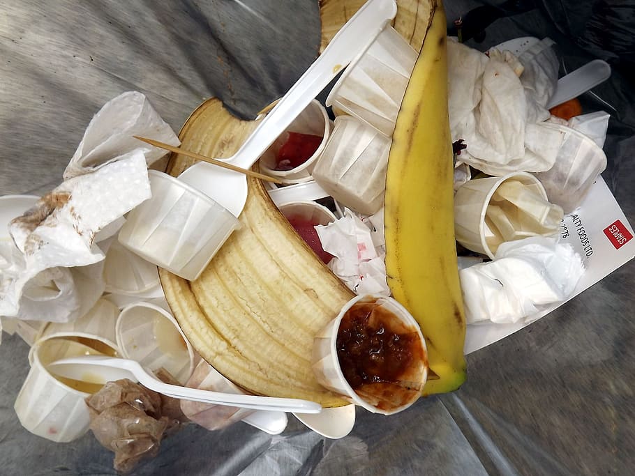 foto de primer plano, blanco, desechable, lote de tazas, cubo de basura, desechos, basura, reciclaje, alimentos, vista de ángulo alto