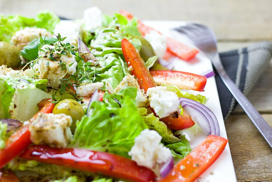fotografia de close-up, legumes, topo, cerâmico, prato, salada de fazendeiro, salada, grego, queijo de ovelha, páprica
