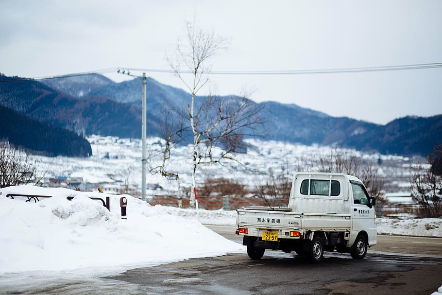 blanco, camión de reparto, al lado, nieve, montaña, invierno, cielo, árbol, carretera, calle