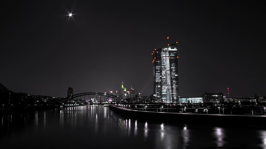 foto grayscale, kota, besar, badan, air, malam hari, tinggi, naik, bangunan, jembatan