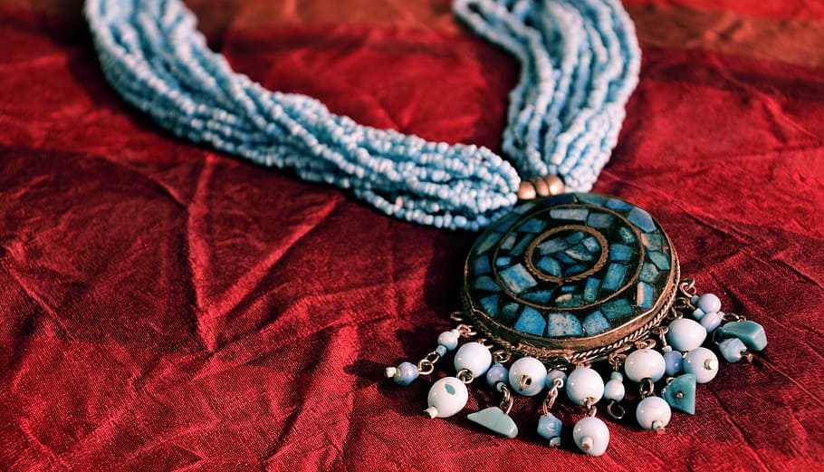 con cuentas, azul, collar de piedra, rojo, tela, amuleto, collar de perlas, joyería, terciopelo, seda