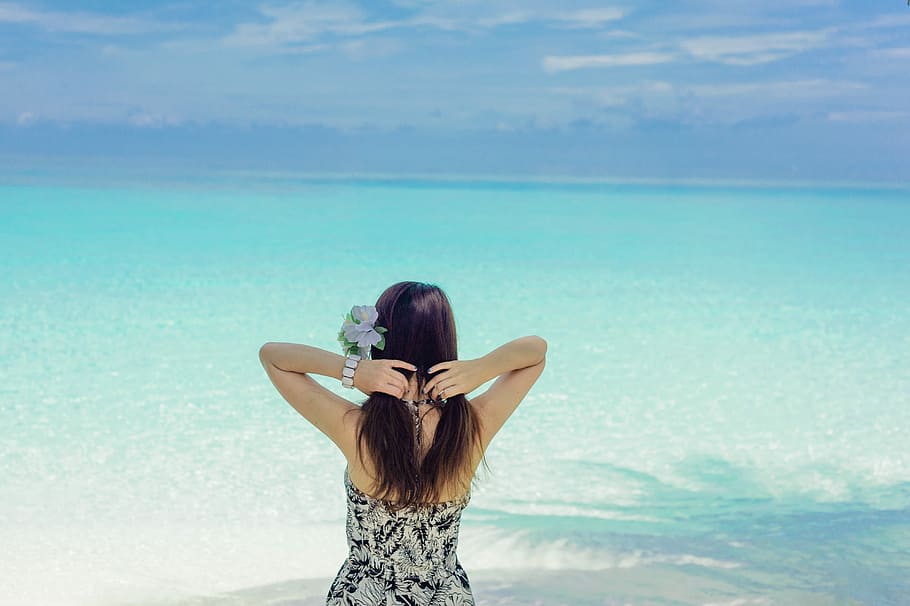 mulher, em pé, frente à praia, areia, agua, verão, praia, relaxamento, menina, asiático