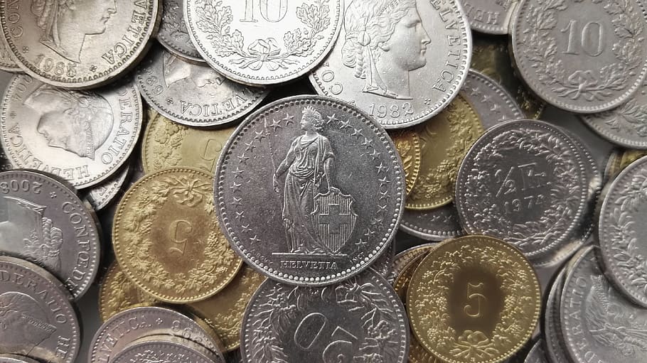 koin bulat berwarna perak dan emas, swiss, uang, koin, swiss franc, chf, helvetia, keuangan, kekayaan, mata uang