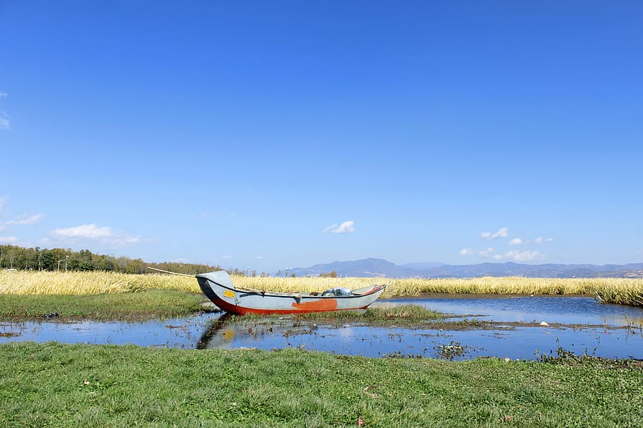 lago erhai, en la provincia de yunnan, kunming, mar, cielo azul, barco, invierno, praderas, agua, cielo