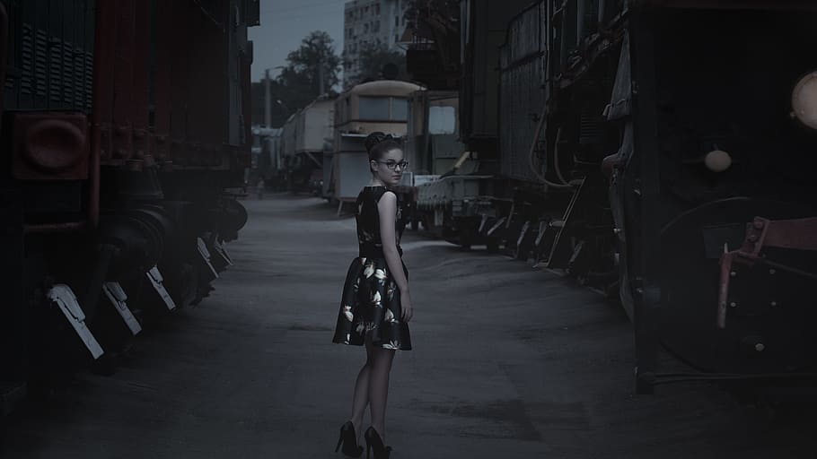 vignet photography woman, black, dress, standing, trains, photography, woman in black, black dress, girl at the station, train
