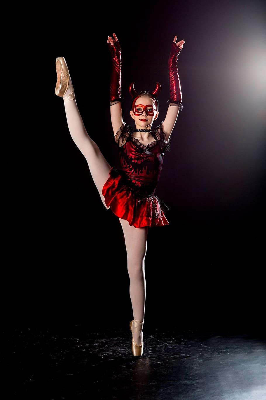 mulher, vestindo, vermelho, bailarina vestido do diabo, balé, menina, dança, bailarina, fêmea, desempenho