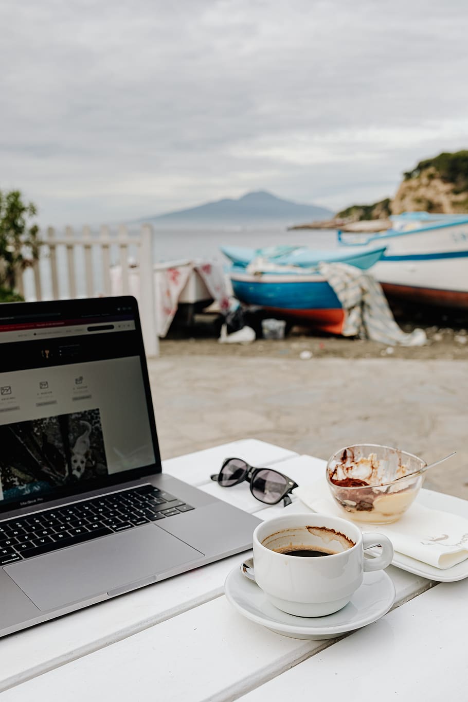Itália, laptop, praia, marina di puolo, café, tiramisu, local de trabalho, espaço de trabalho, computador, verão
