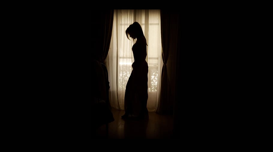 mulher, silhueta, em pé, janela, cena, colocado, preto e branco, fêmea, cortinas, vista