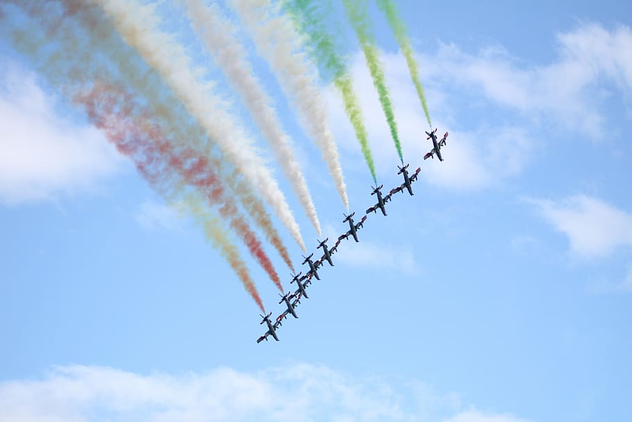 Frecce tricolori, aviones, exhibición aérea, exhibición de aire bray, acrobacias, Vehículo aéreo, avión, vuelo, nube - cielo, en movimiento
