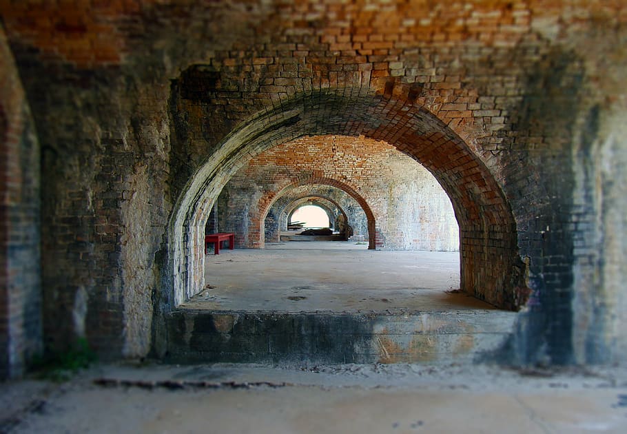 paredes de ladrillo marrón, túnel, arco, ladrillos, fortaleza militar, paredes de ladrillo, fort pickens, fortificar, histórico, interior