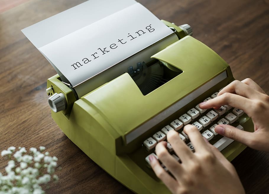 persona escribiendo, máquina de escribir, negocios, papel, análogo, análisis, autor, fondo, cafetería, carrera