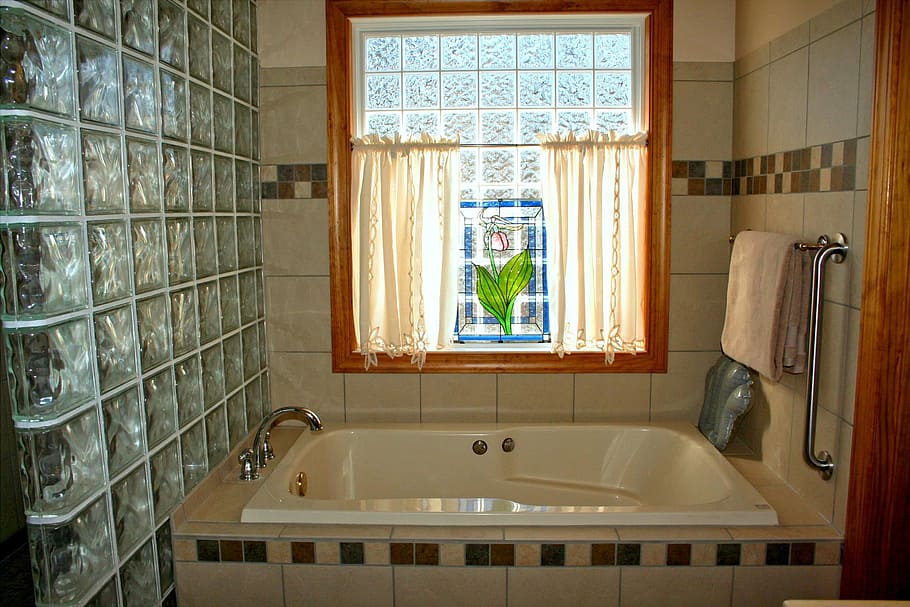 retangular, branco, banheira de esmalte, interior, quarto, cinza, azulejos, banheira, janela, vitral