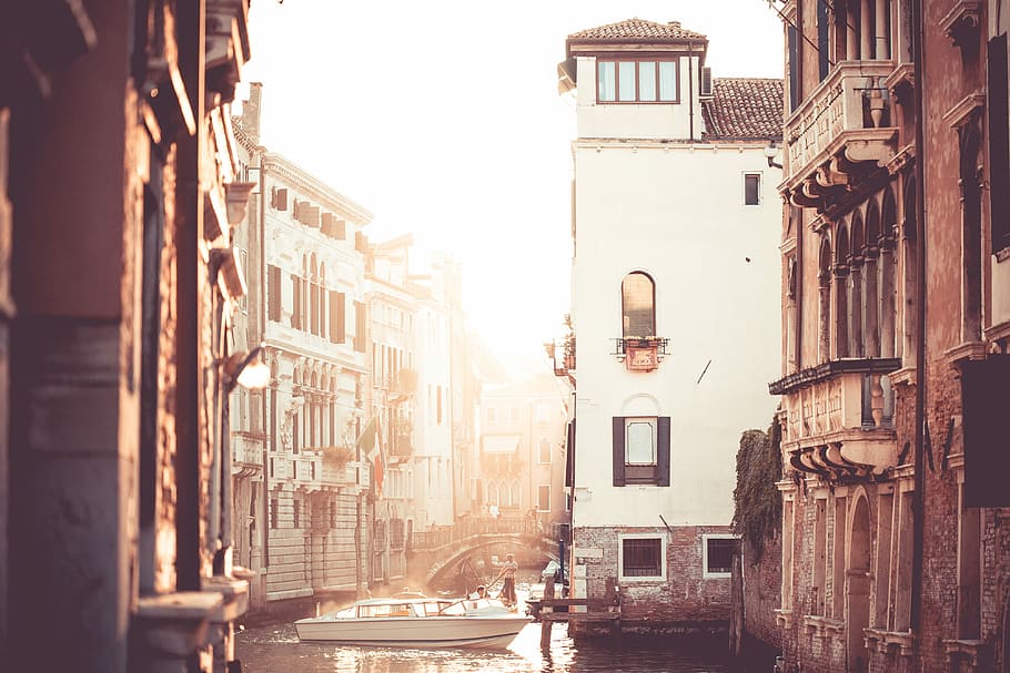 通りの運河の夕日, ヴェネツィア, イタリア, 通り, 運河, 夕日, 建築, ボート, ヨーロッパ, 歴史的