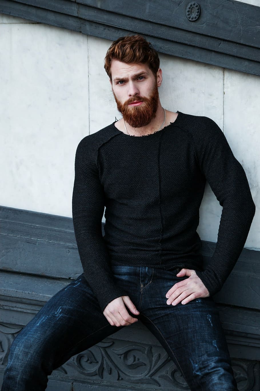 Hombre, vistiendo, negro, camisa de manga larga, inclinada, pared, cabello rojo, barba, barba roja, pelirrojo