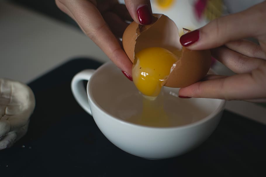 romper un huevo, huevo, cerrar, cocinando, huevos, manos, proceso, alimentos, mano humana, yema de huevo