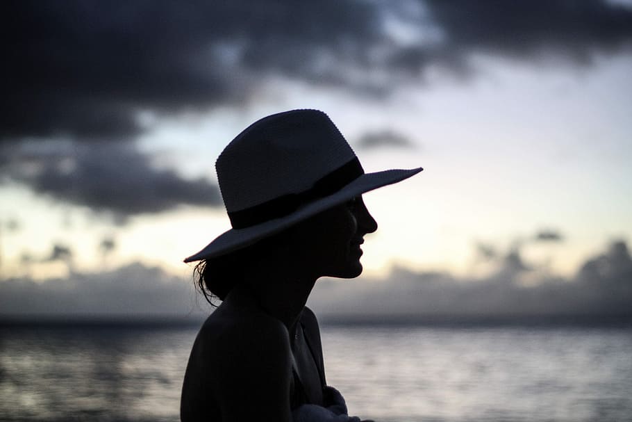 写真, 女性, 身に着けている, 太陽の帽子, ビーチ, 海, シルエット, 空, 水, 雲-空