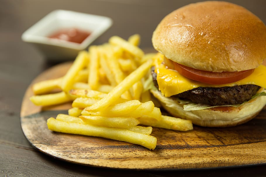 burger, burger keju, hamburger, makan siang, daging sapi, makanan, keju, makanan cepat saji, makan tidak sehat, kentang goreng