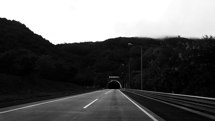 グレースケール写真, 道路, に向かって, トンネル, 写真, 黒と白, 自然, 風景, 高速道路, お茶